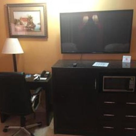 Travelodge By Wyndham Bay Shore Long Island Екстериор снимка