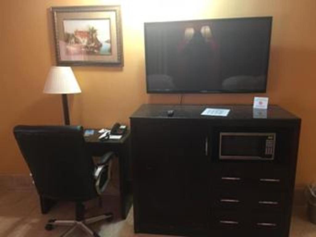 Travelodge By Wyndham Bay Shore Long Island Екстериор снимка