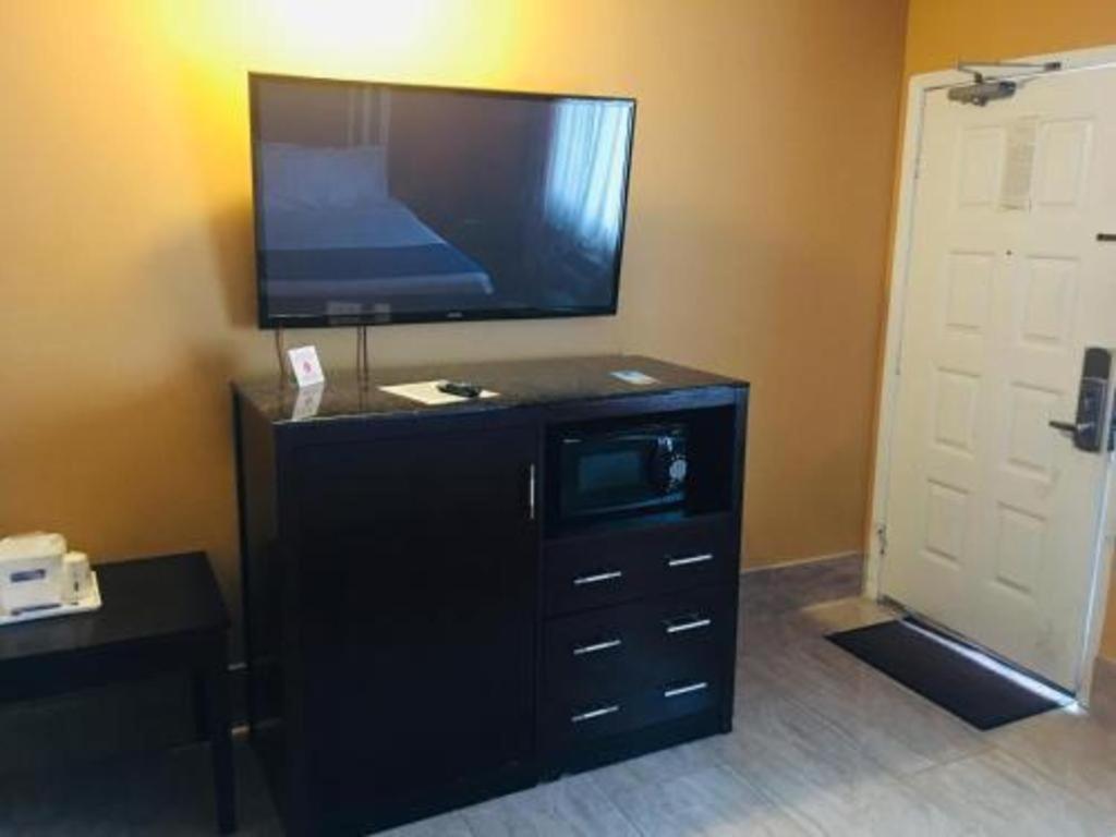 Travelodge By Wyndham Bay Shore Long Island Екстериор снимка