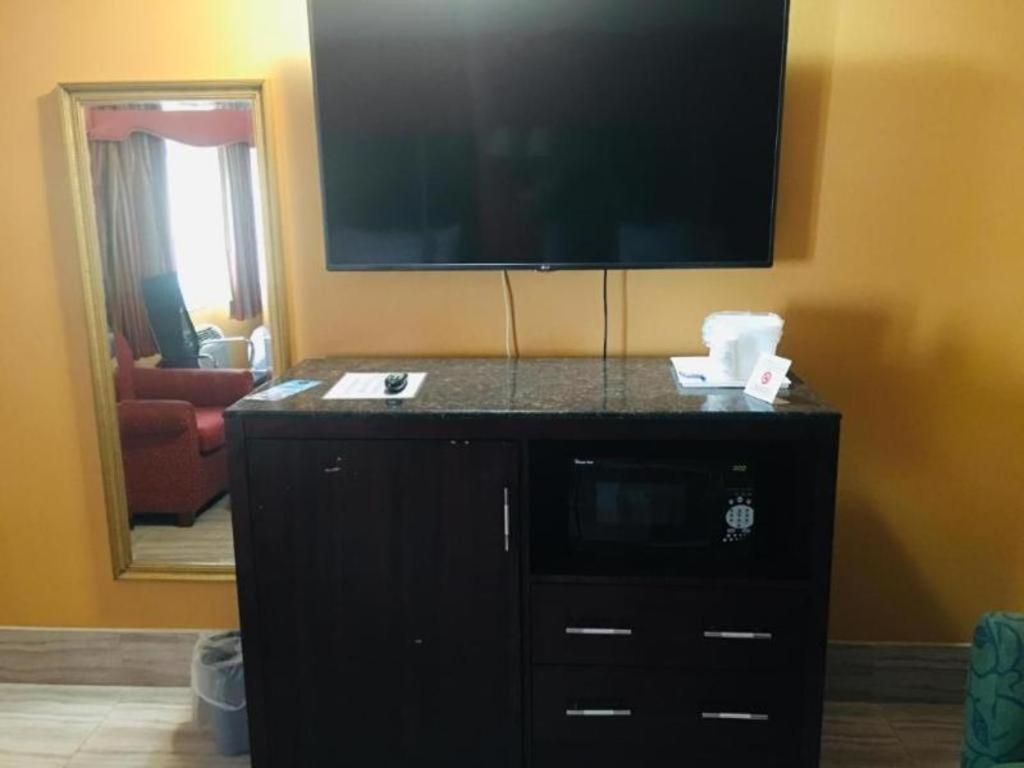 Travelodge By Wyndham Bay Shore Long Island Екстериор снимка