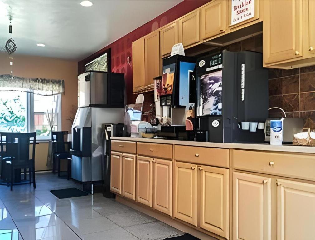 Travelodge By Wyndham Bay Shore Long Island Екстериор снимка